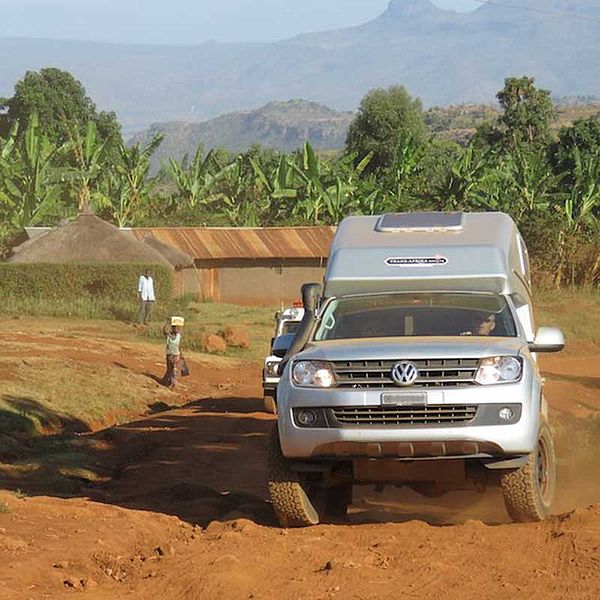 VW Amarok mit Leichtbaukabine in Uganda